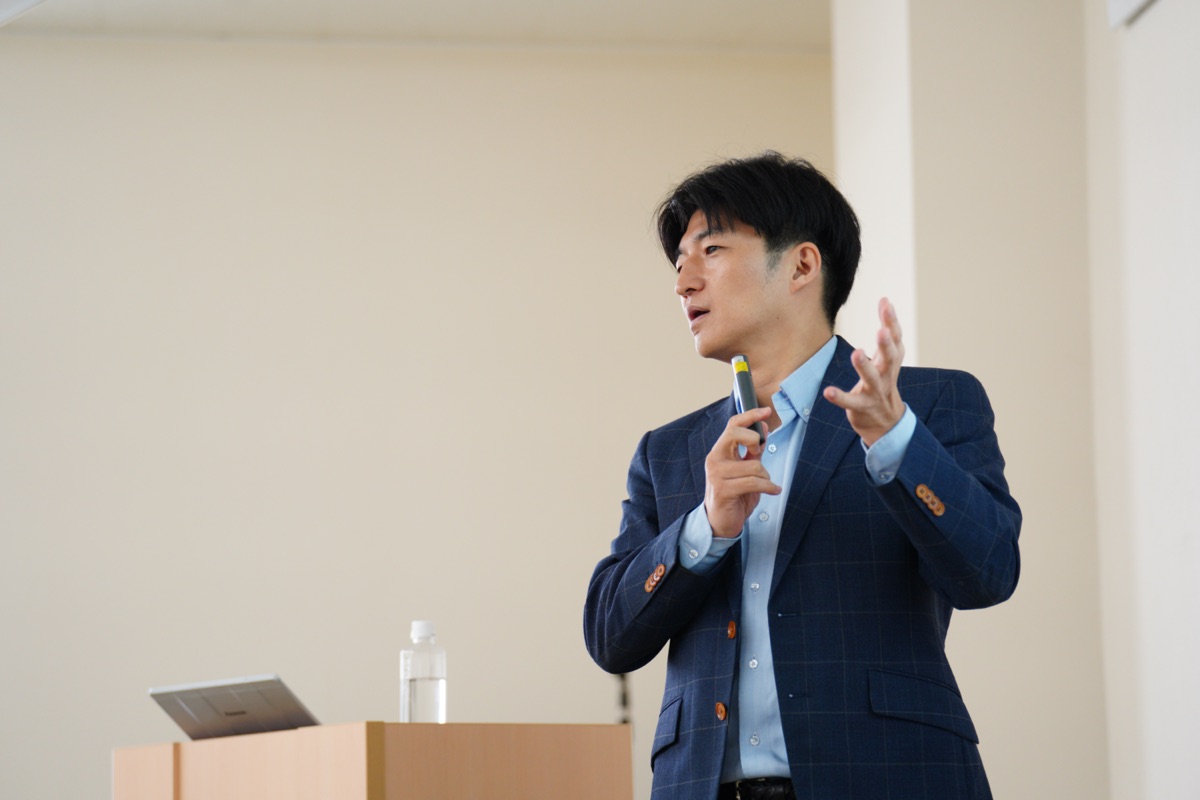 牧野 真雄 講演中